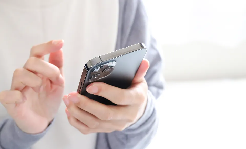 スマートフォンで診療予約をしている手元