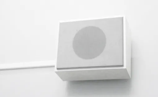 壁に取り付けられたオーディオ