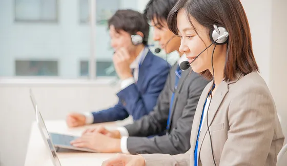 電話対応やリモート操作で顧客をサポートするスタッフ