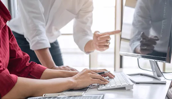 スタッフへの操作説明を行う打ち合わせ風景