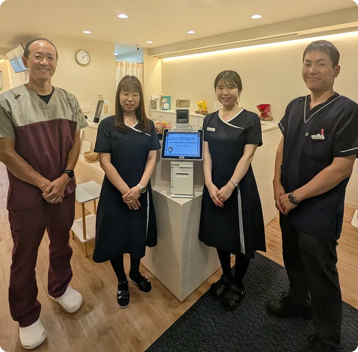 スタッフがAuto liteを囲んで立っている様子