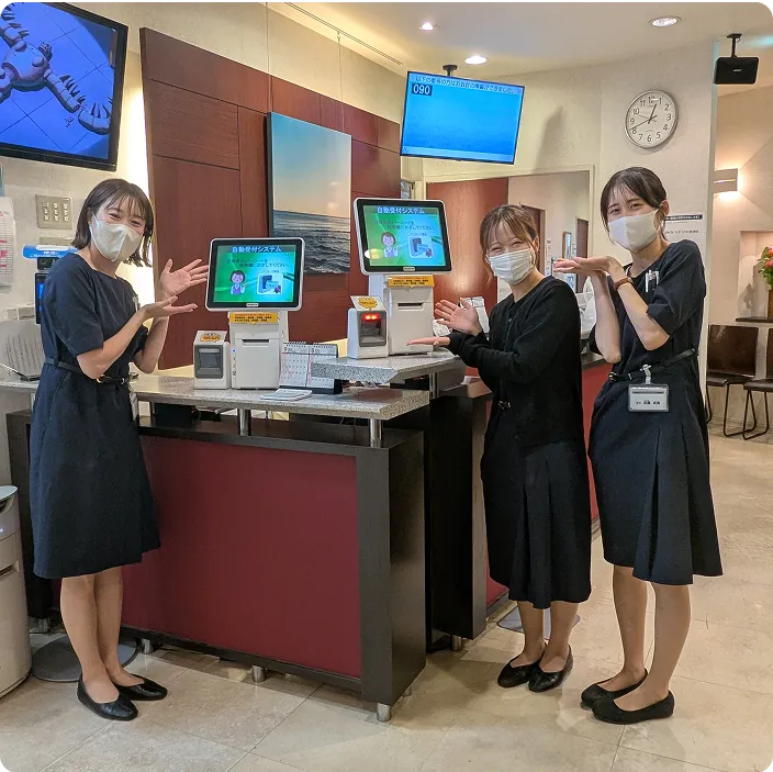 スタッフが導入されたNo.Callを案内している様子