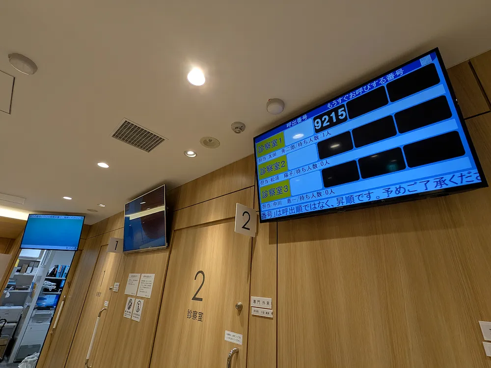 複数台のNo.Callが壁にかけられている様子